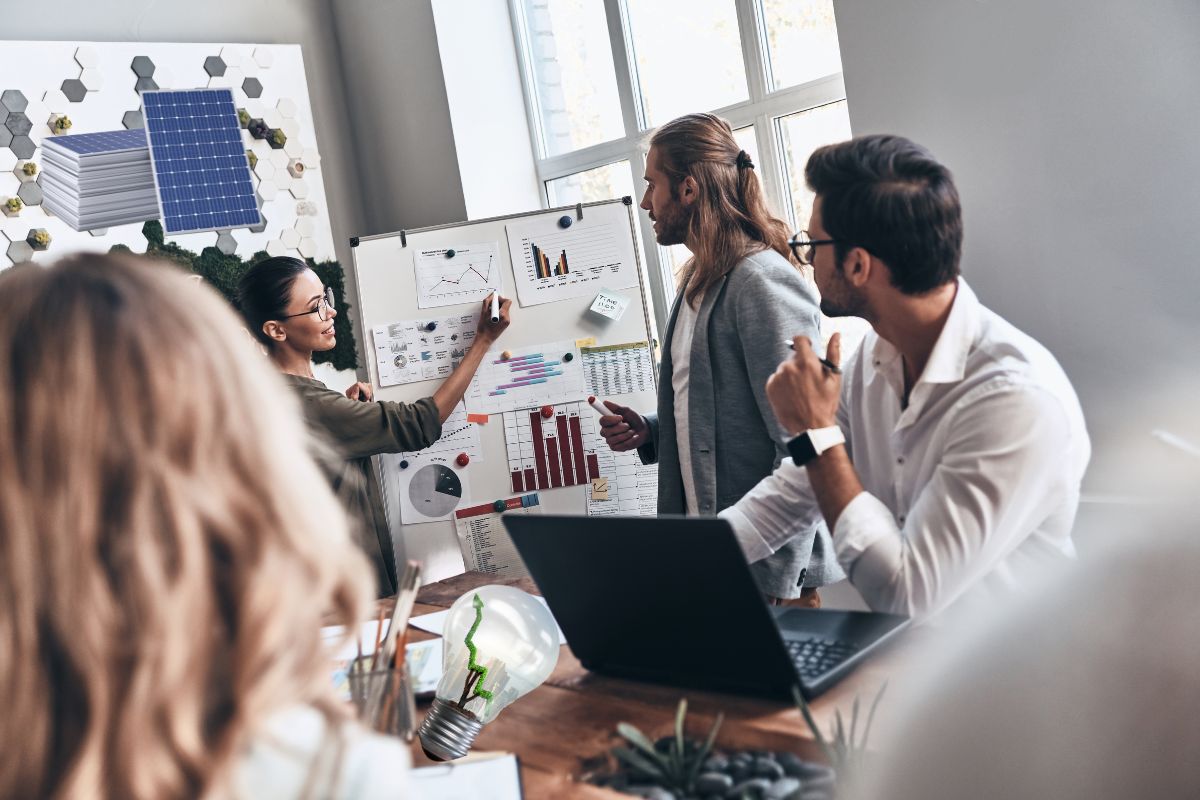 Des investisseurs étudient les modalités de leur investissement dans le développement durable à travers l'économie verte.