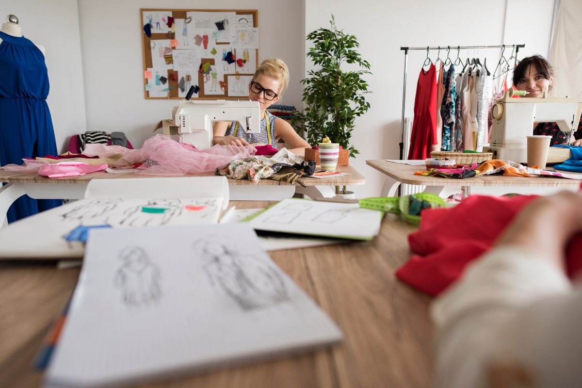 Une styliste en activité dans l'industrie de la mode.