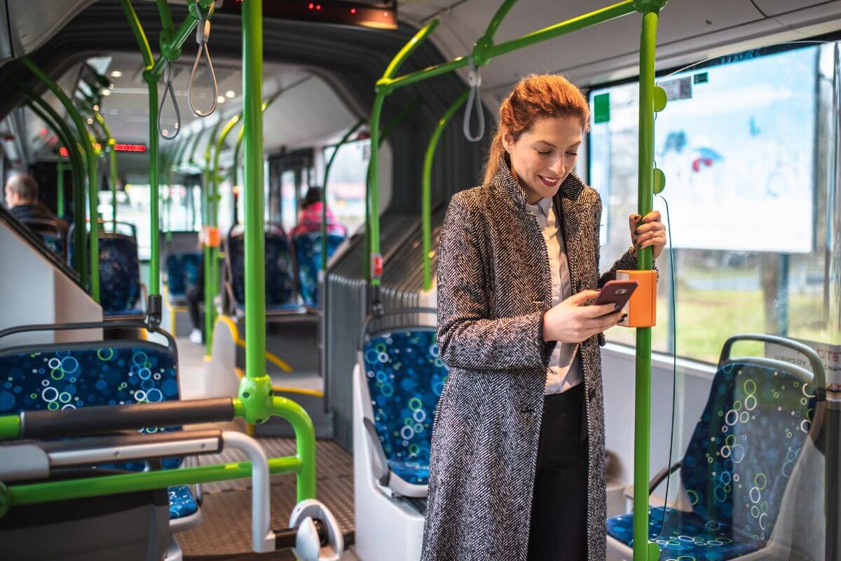 Une femme dans un transport en commun écologique pour une consommation durable.